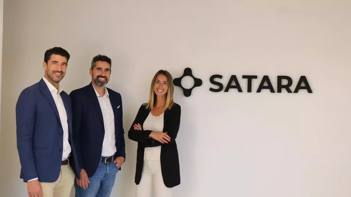 Equipo directivo y fundadores posando en las oficinas durante la entrevista a Satara Seguridad.