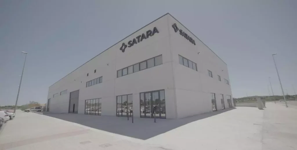 Fachada de las nuevas instalaciones de Satara Seguridad en L'Eliana para la distribución de uniformes sostenibles.