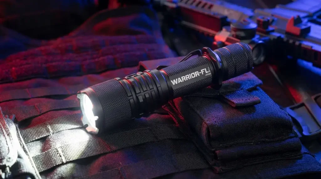 Detalle de Linterna recargable Powertac Warrior G4 encendida | Linternas Tácticas Powertac | Satara