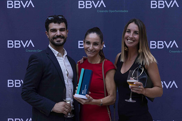 Nuestro equipo de Satara Seguridad posando en lo Premios Revoluciona