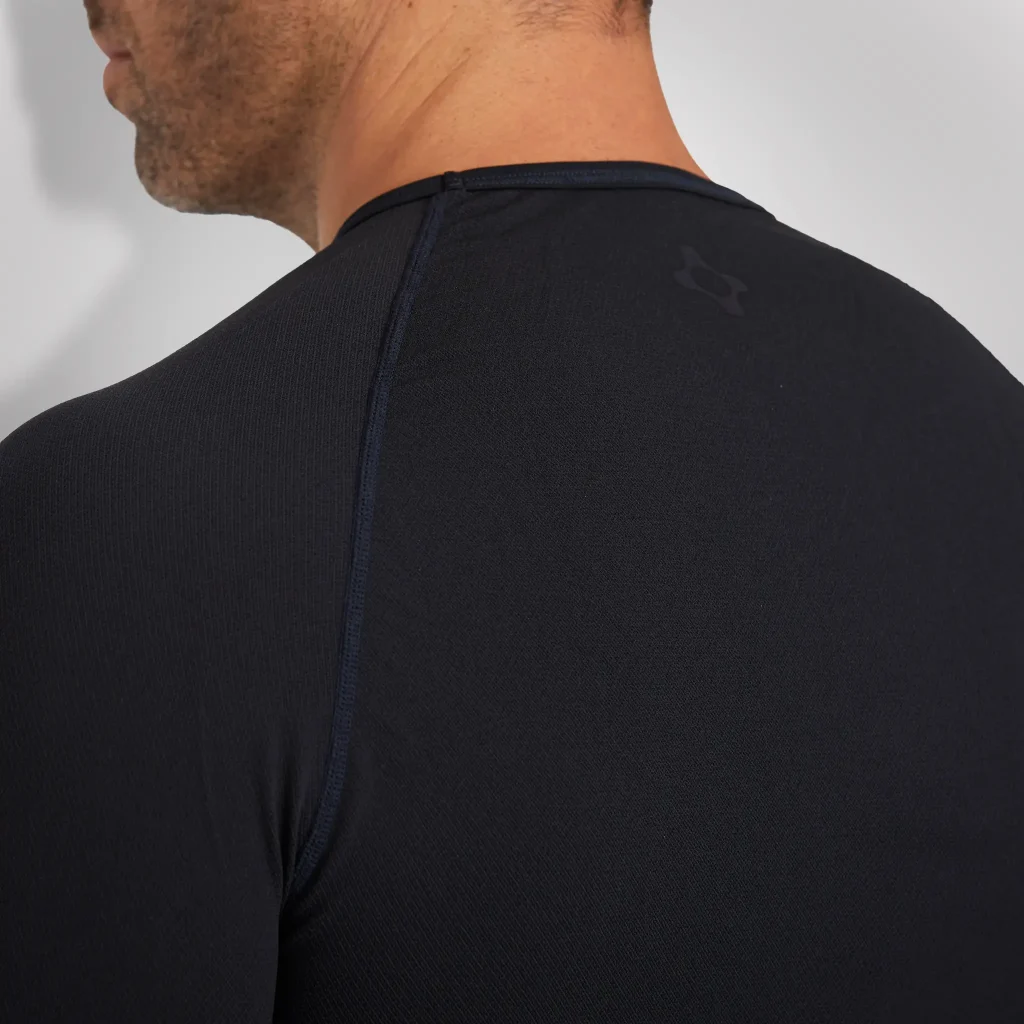 Detalle de la espalda y tecnología seamless sin costuras de la camiseta térmica | Serie Nepal | Satara