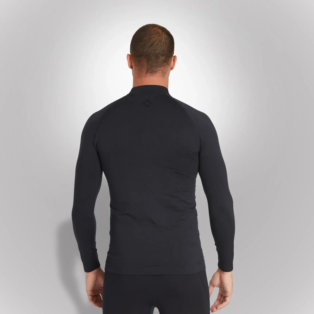 Vista posterior de agente vistiendo camiseta térmica sin costuras de manga larga y cuello cisne de la Serie Nepal | Serie Nepal | Satara