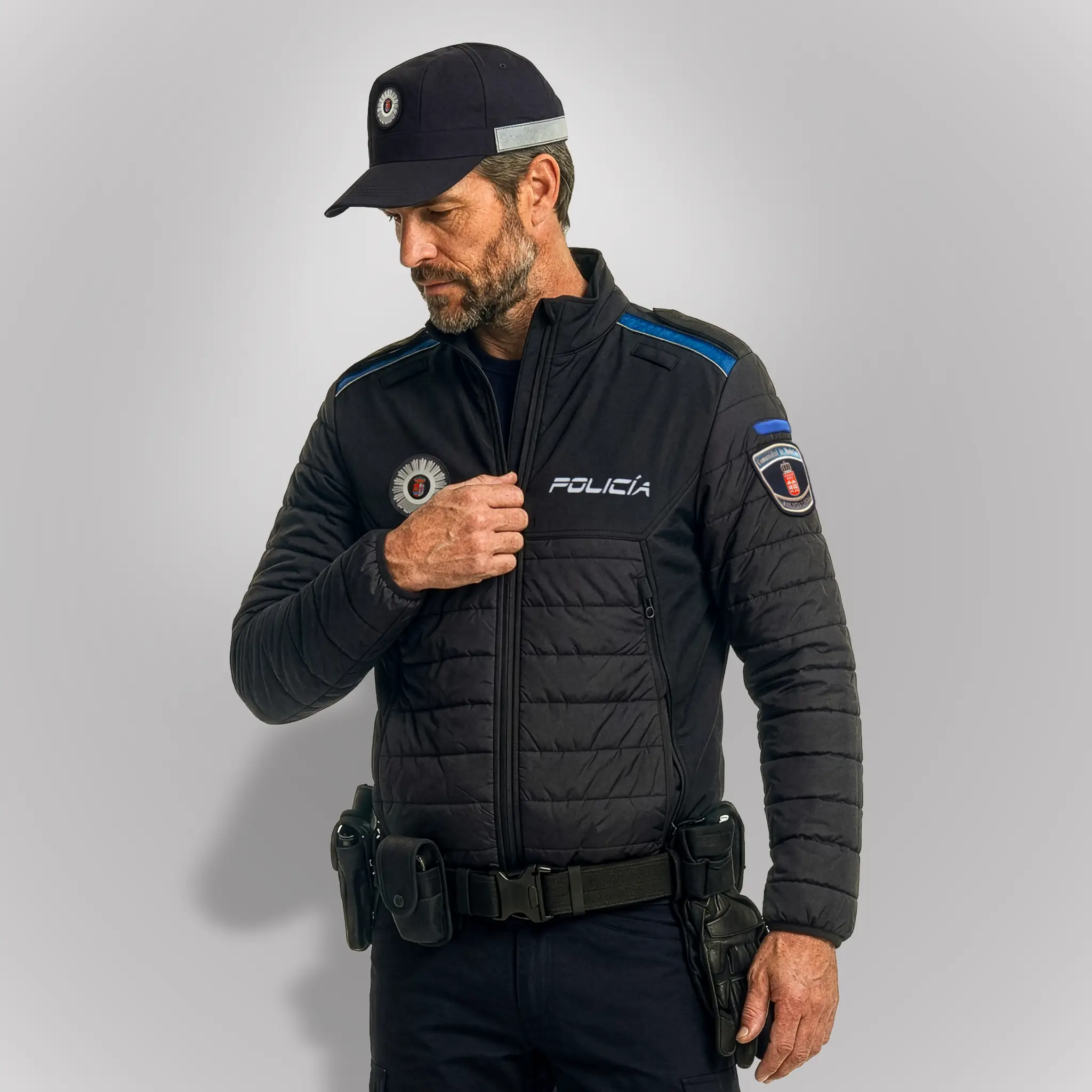 Agente vistiendo la Cazadora Ultraligera y Térmica Light 3.0 | Serie Éter | Satara