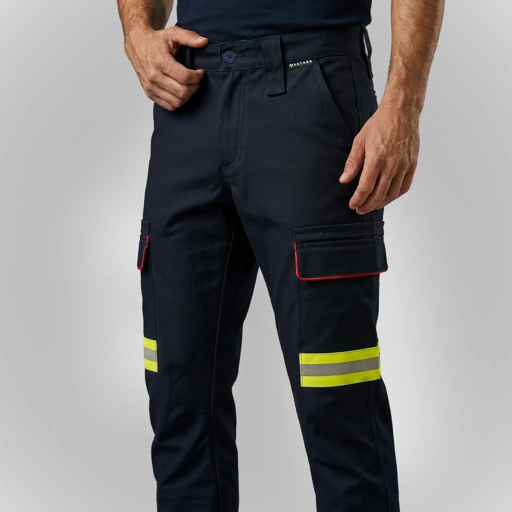 Vista frontal del pantalón Fit para bombero con bandas de alta visibilidad | Serie Ignis | Satara