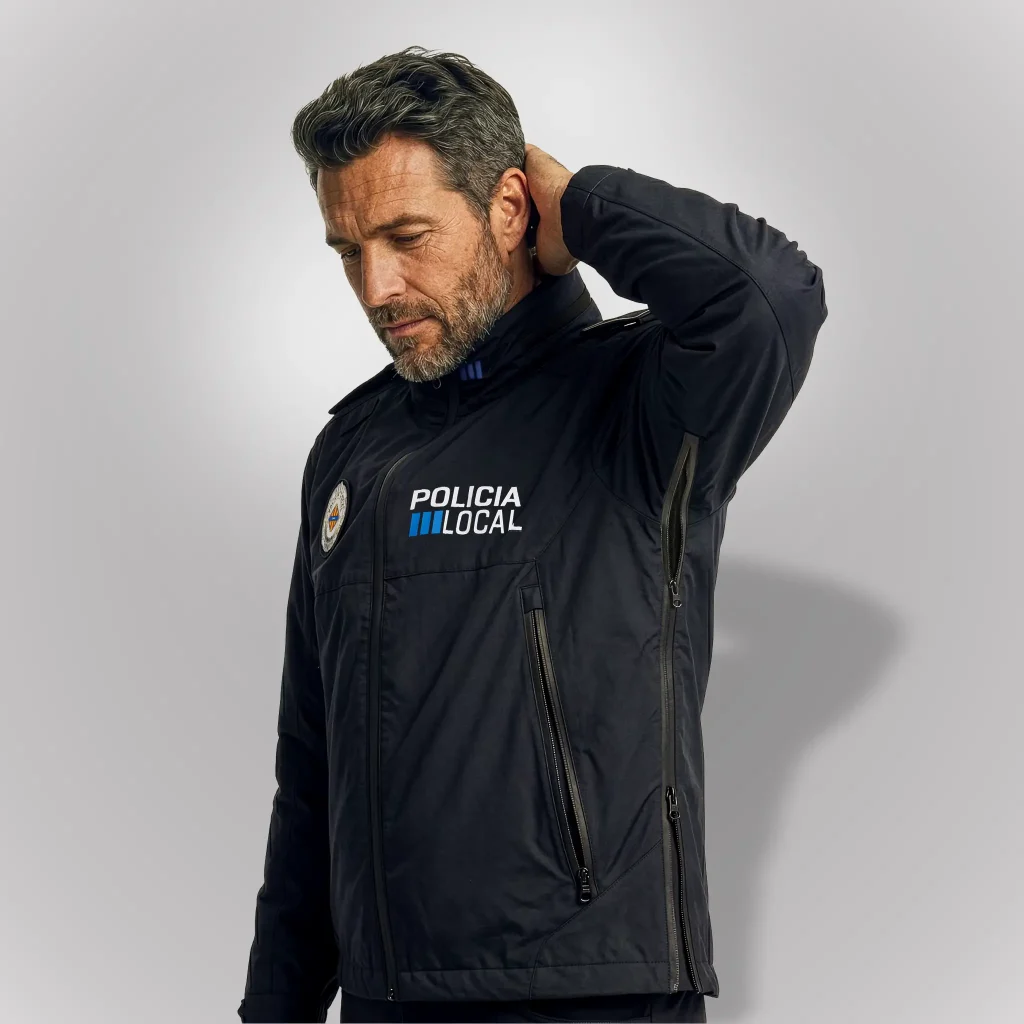 Vista lateral y perfil ergonómico de la Cazadora Cortavientos Sirocco | Serie Éter | Satara