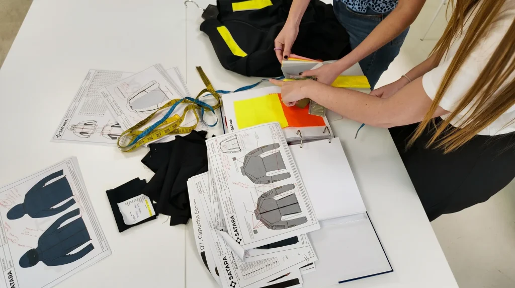 Imagen de patronistas trabajando en un diseño de cazadora en Satara Seguridad | Satara