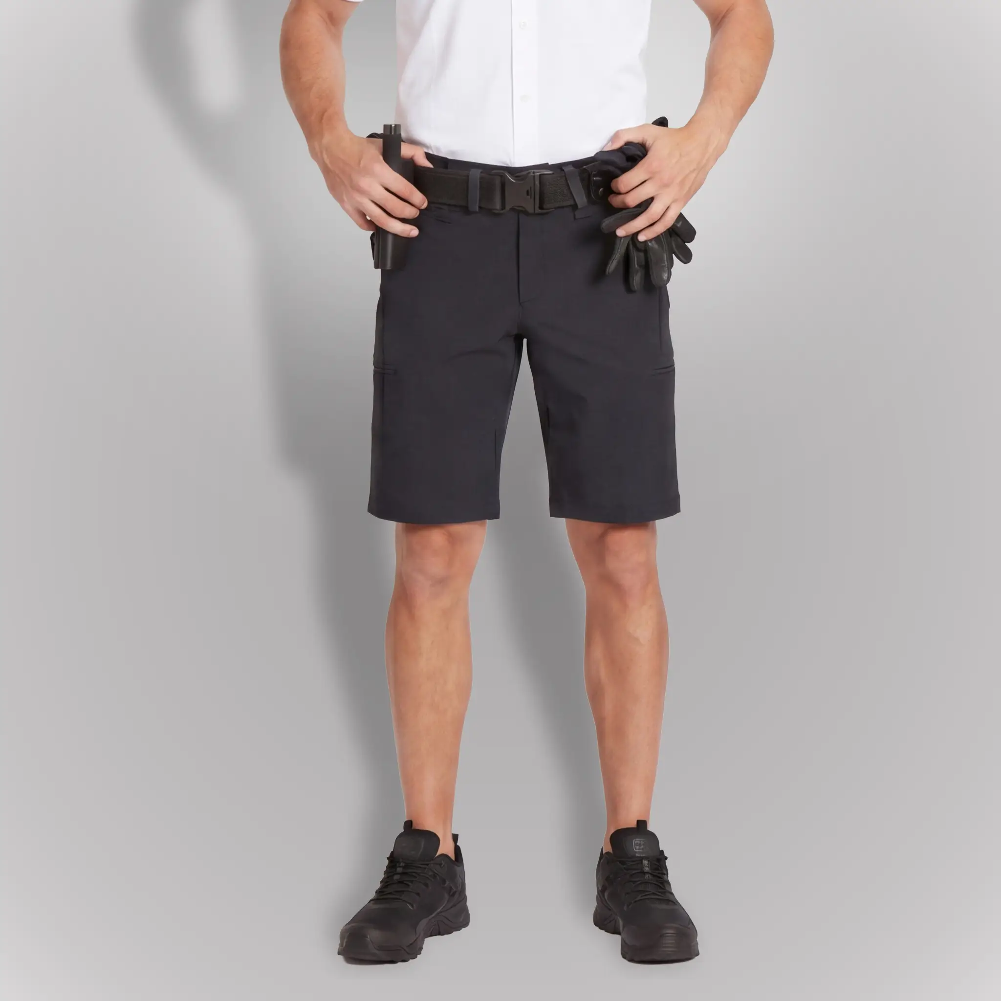 Detalle de agente vistiendo bermuda policial azul modelo Fit | Serie Origen | Satara