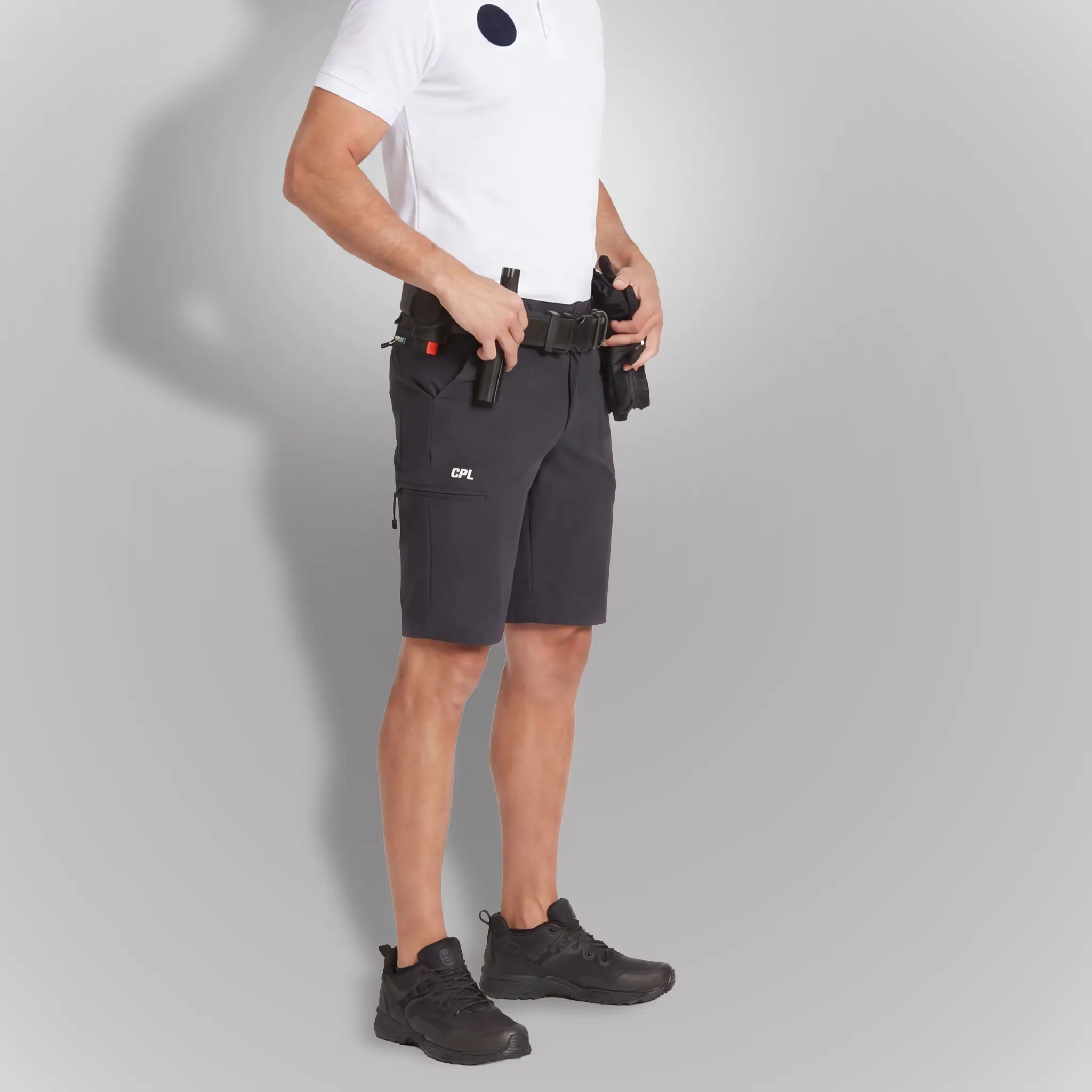 Detalle de agente de perfil vistiendo bermuda policial azul modelo Fit | Serie Origen | Satara