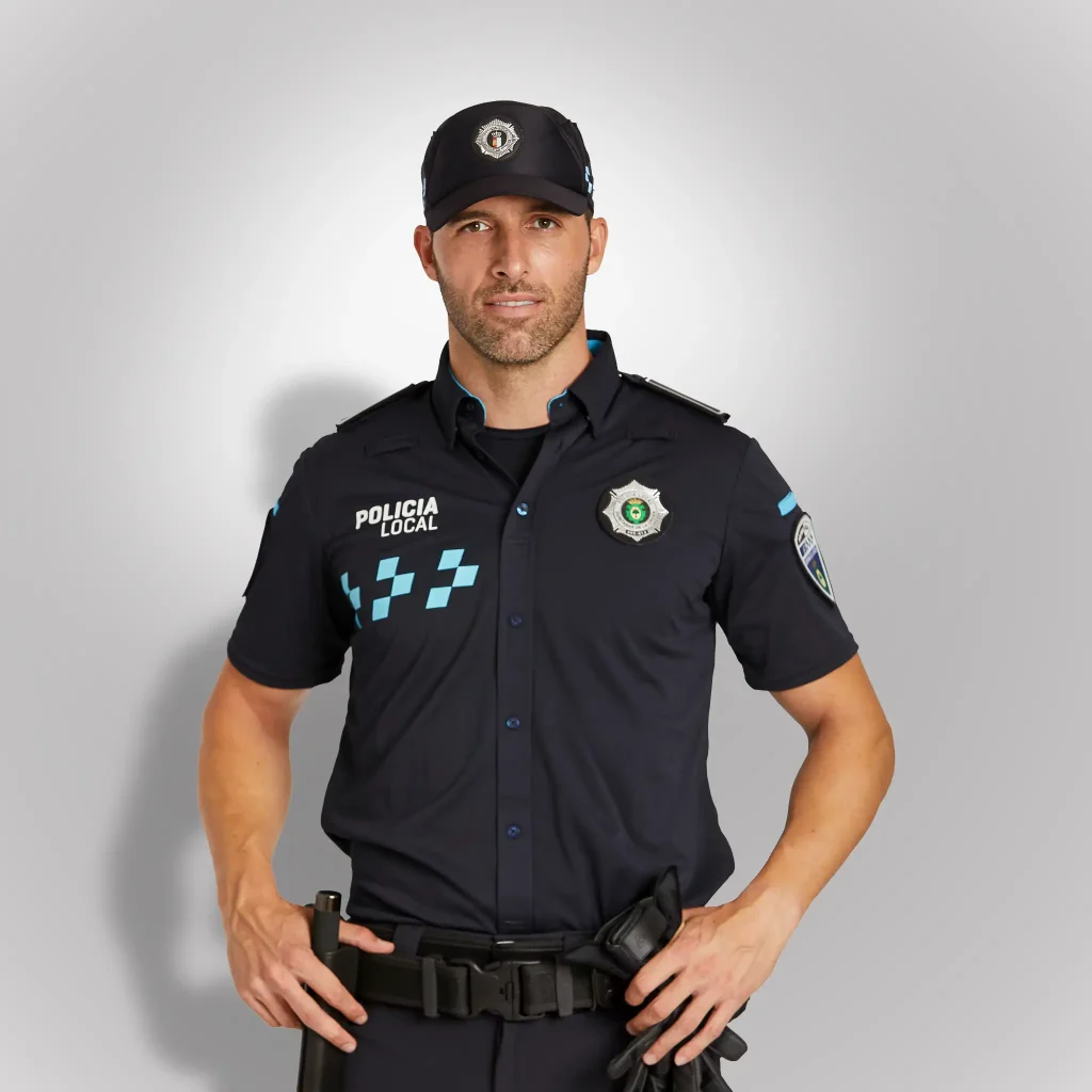 Agente de policía de frente vistiendo polo camisero técnico de manga corta azul noche de Castilla la Mancha | Serie Origen | Satara