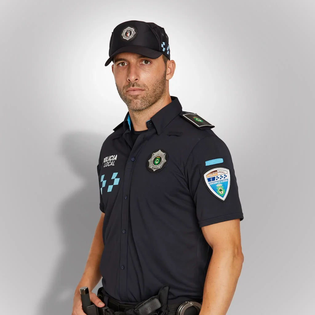 Agente de policía vistiendo polo camisero técnico de manga corta azul noche de Castilla la Mancha | Serie Origen | Satara