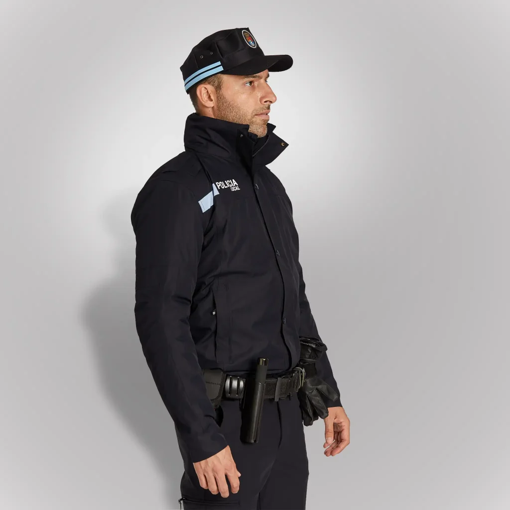 Agente de vistiendo cazadora policial técnica e impermeable azul noche de Extremadura | Serie Origen | Satara