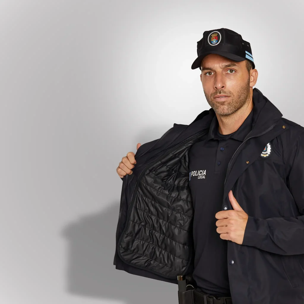 Agente mostrando el forro de fibra de una cazadora policial técnica e impermeable azul noche de Extremadura | Serie Origen | Satara