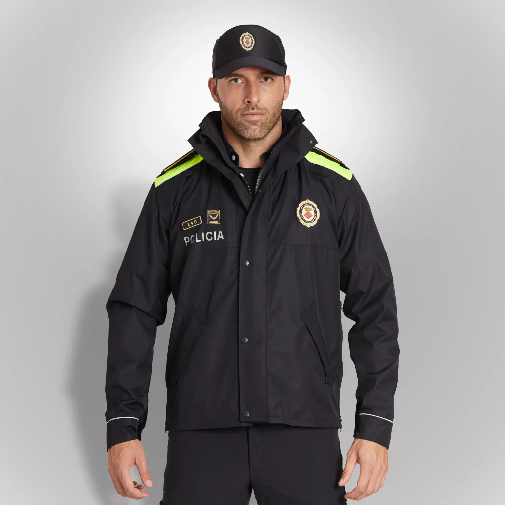 Agente vistiendo cazadora policial técnica e impermeable azul noche con hombros en fluor de Cataluña | Serie Origen | Satara