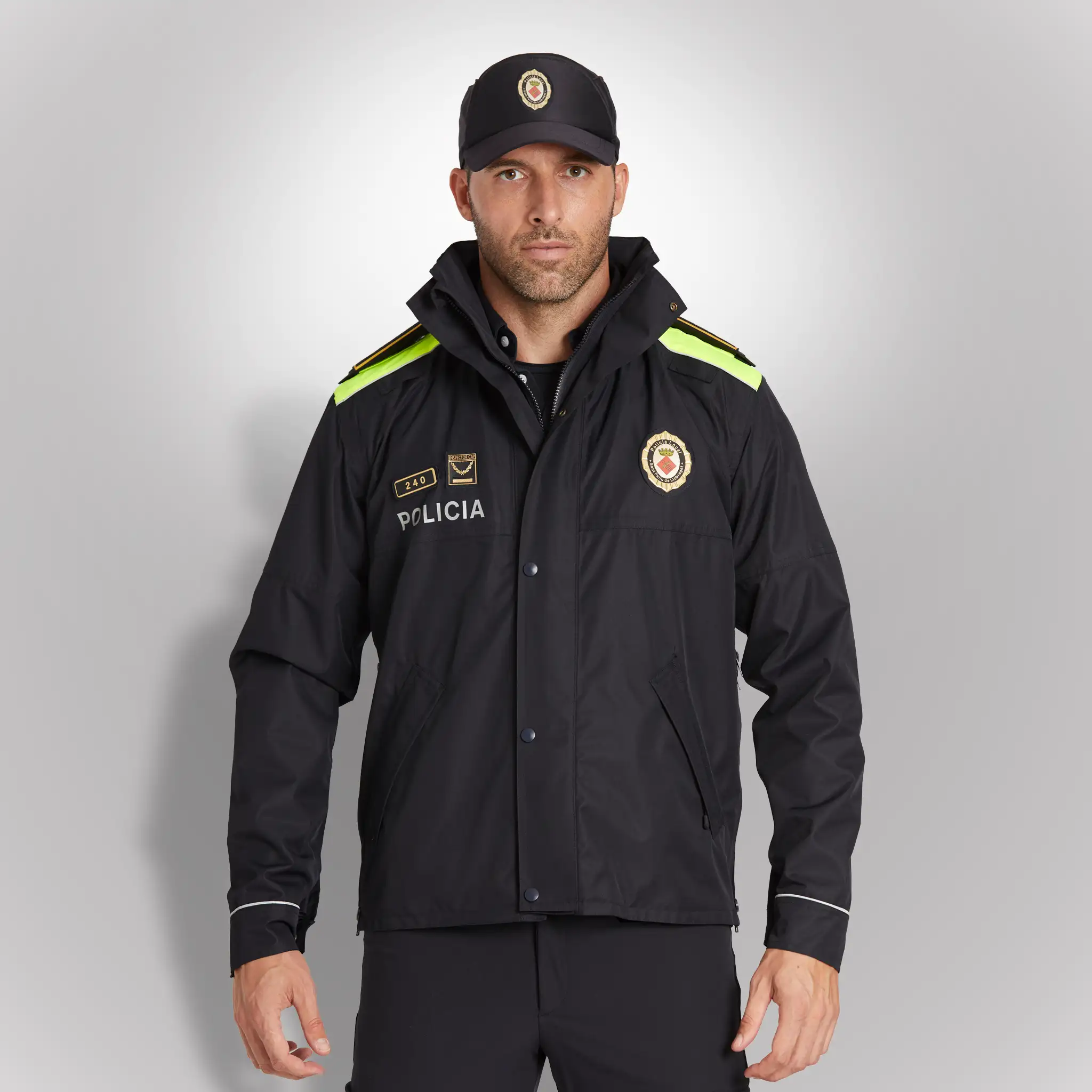Agente vistiendo cazadora policial técnica e impermeable azul noche con hombros en fluor de Cataluña | Serie Origen | Satara