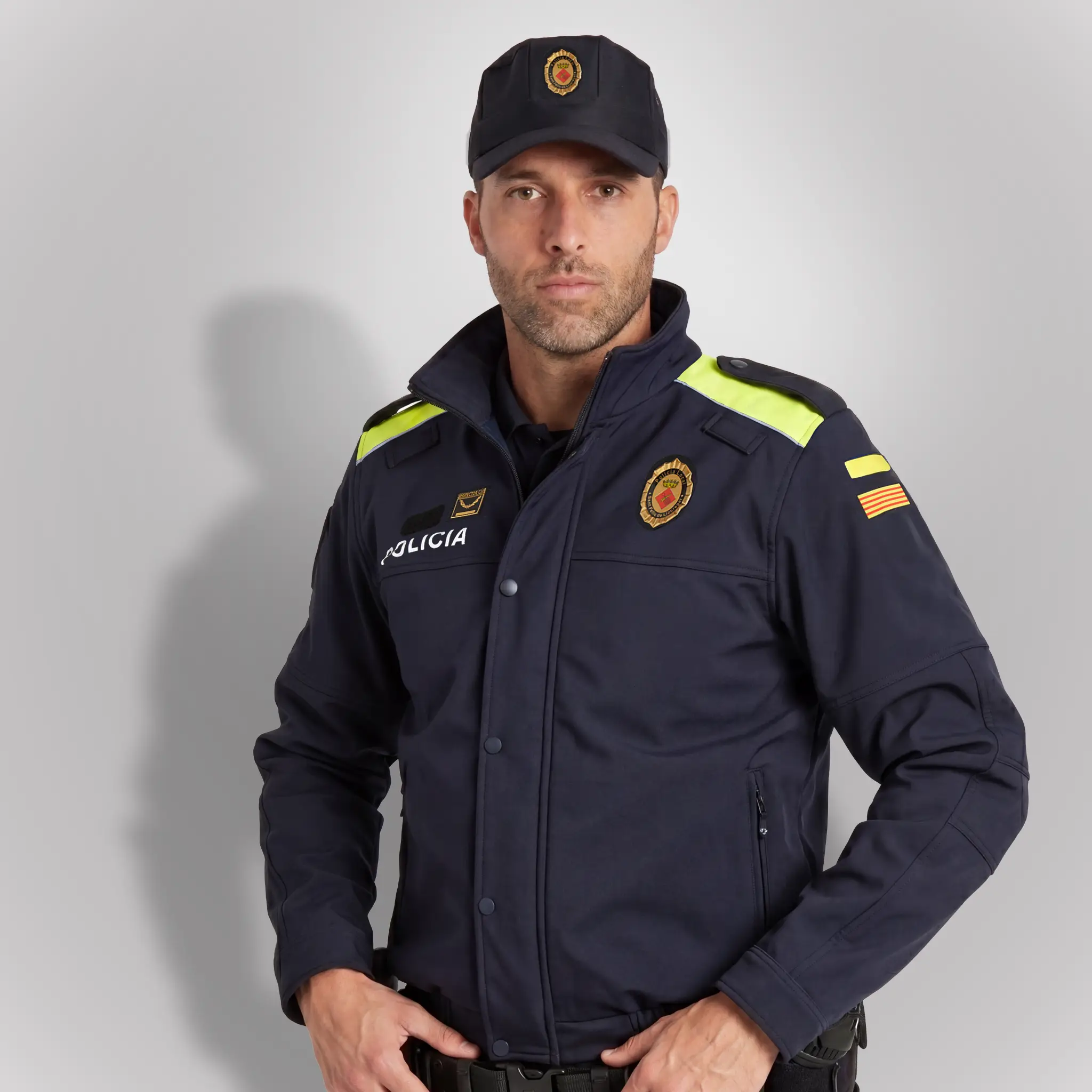 Agente vistiendo cazadora policial técnica de softshell azul noche con detalles amarillo flúor en hombros de Cataluña | Serie Origen | Satara
