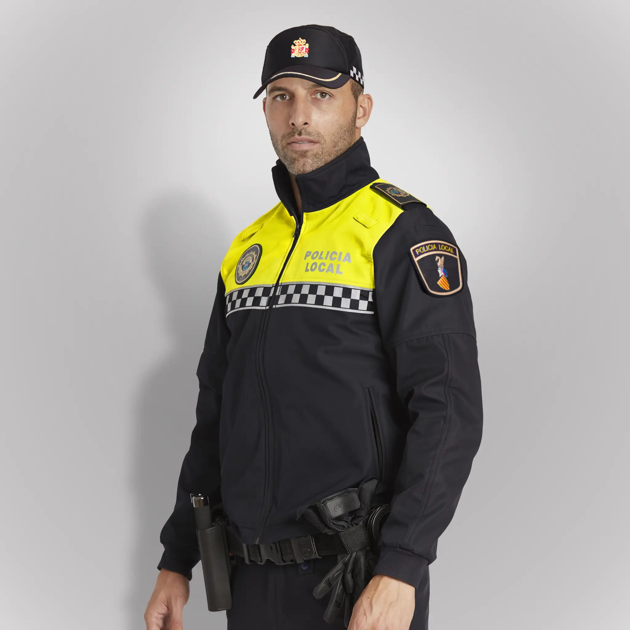 Agente con cazadora policial de entretiempo con canesú amarillo de alta visibilidad y cinta damero de Comunidad Valenciana | Serie Origen | Satara