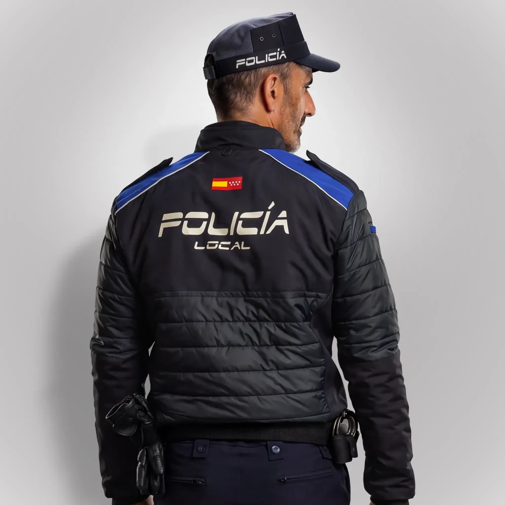 Imagen de espaldas de agente de policía con cazadora térmica ligera acolchada azul noche y hombros en azul índigo de Comunidad de Madrid | Serie Origen | Satara