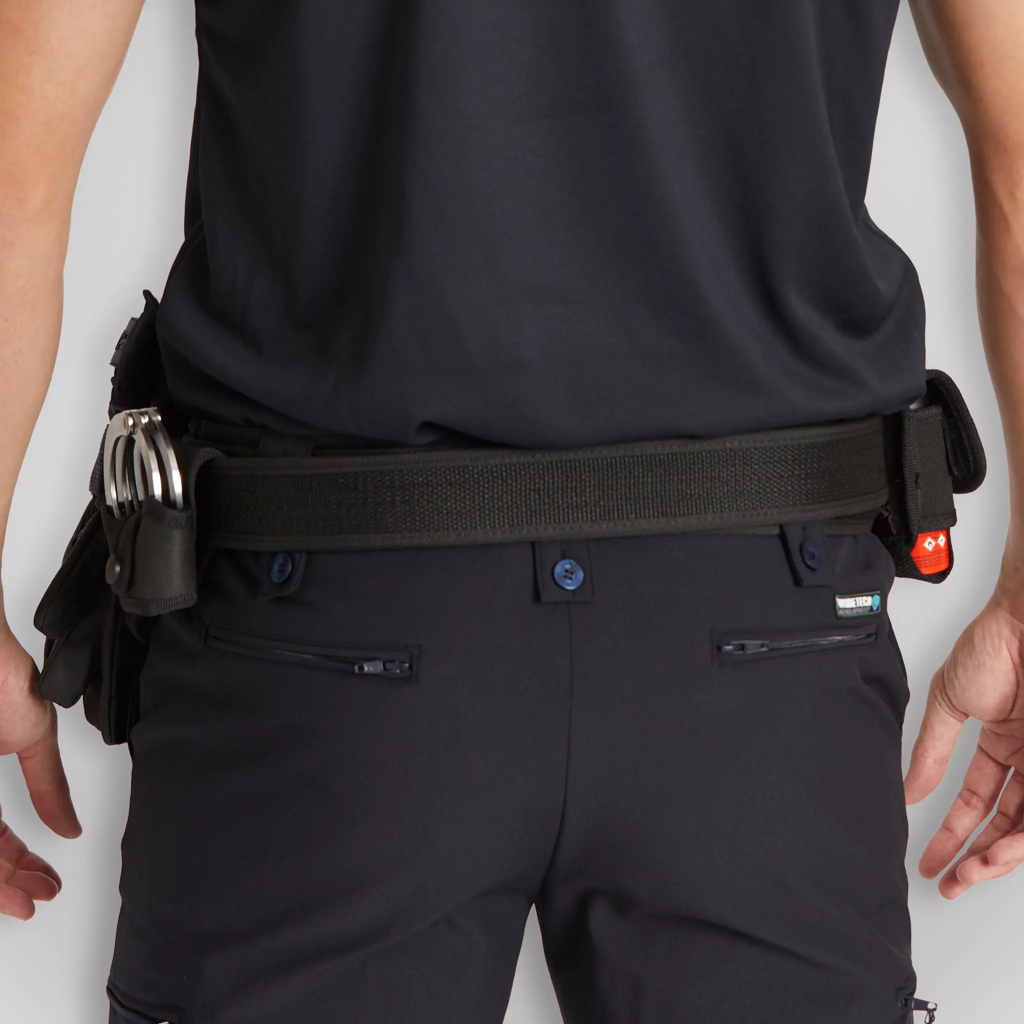 Detalle de parte trasera de agente vistiendo pantalón táctico policial azul modelo Fit | Serie Origen | Satara