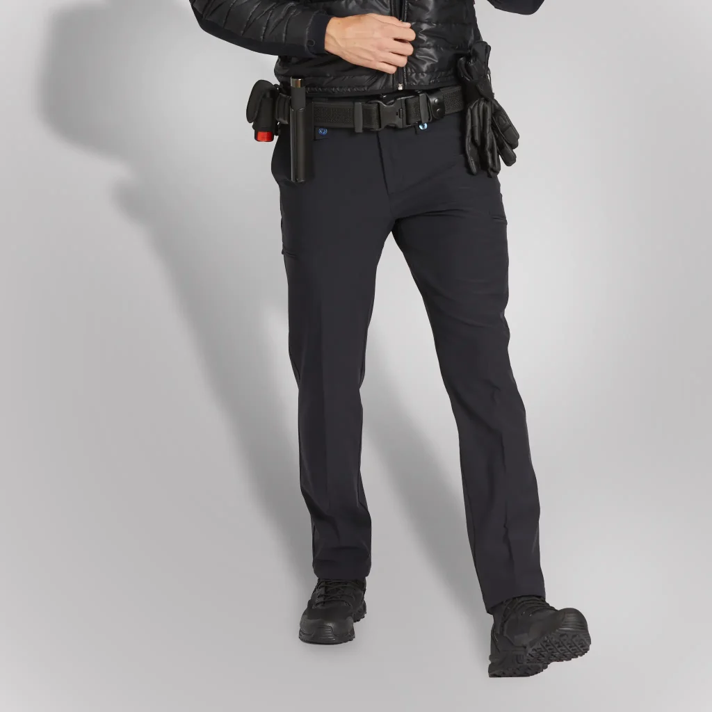 Detalle de piernas de agente vistiendo pantalón táctico policial azul modelo Fit | Serie Origen | Satara