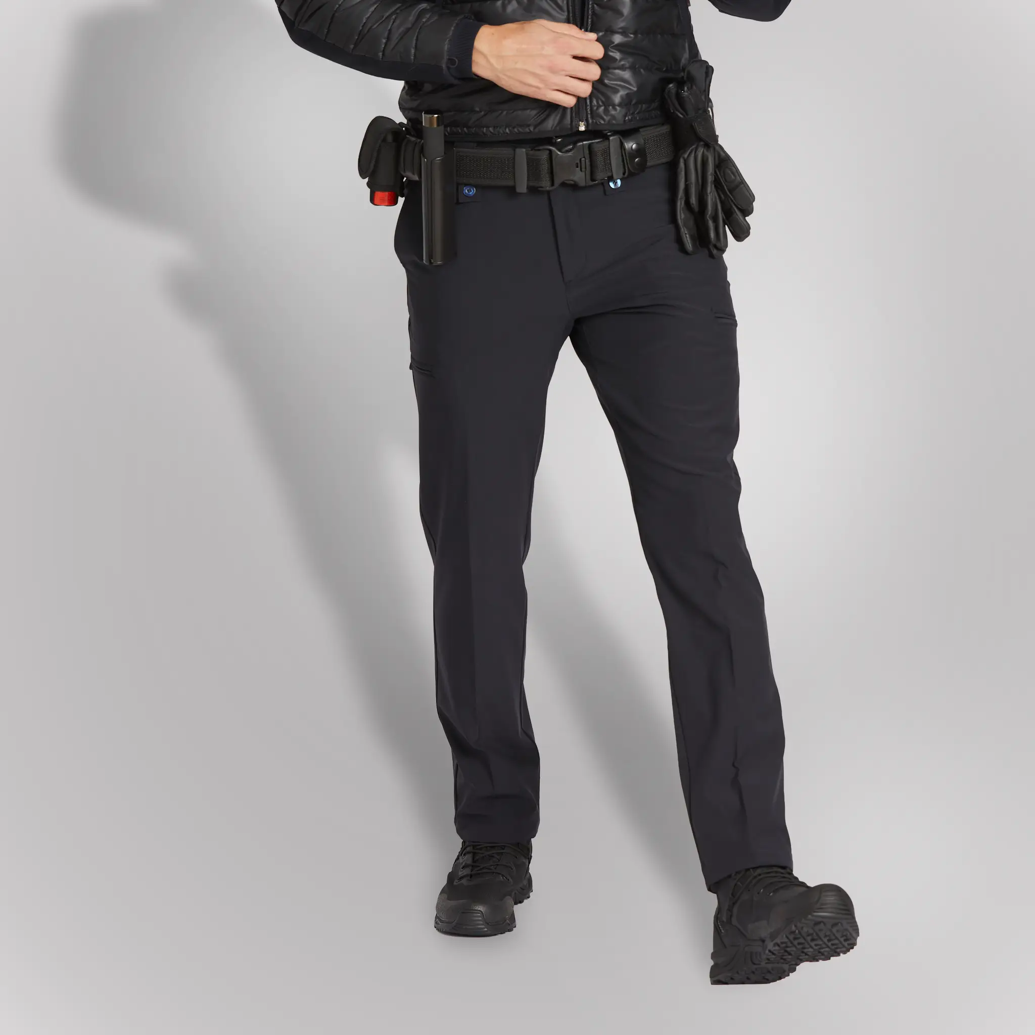 Detalle de piernas de agente vistiendo pantalón táctico policial azul modelo Fit | Serie Origen | Satara