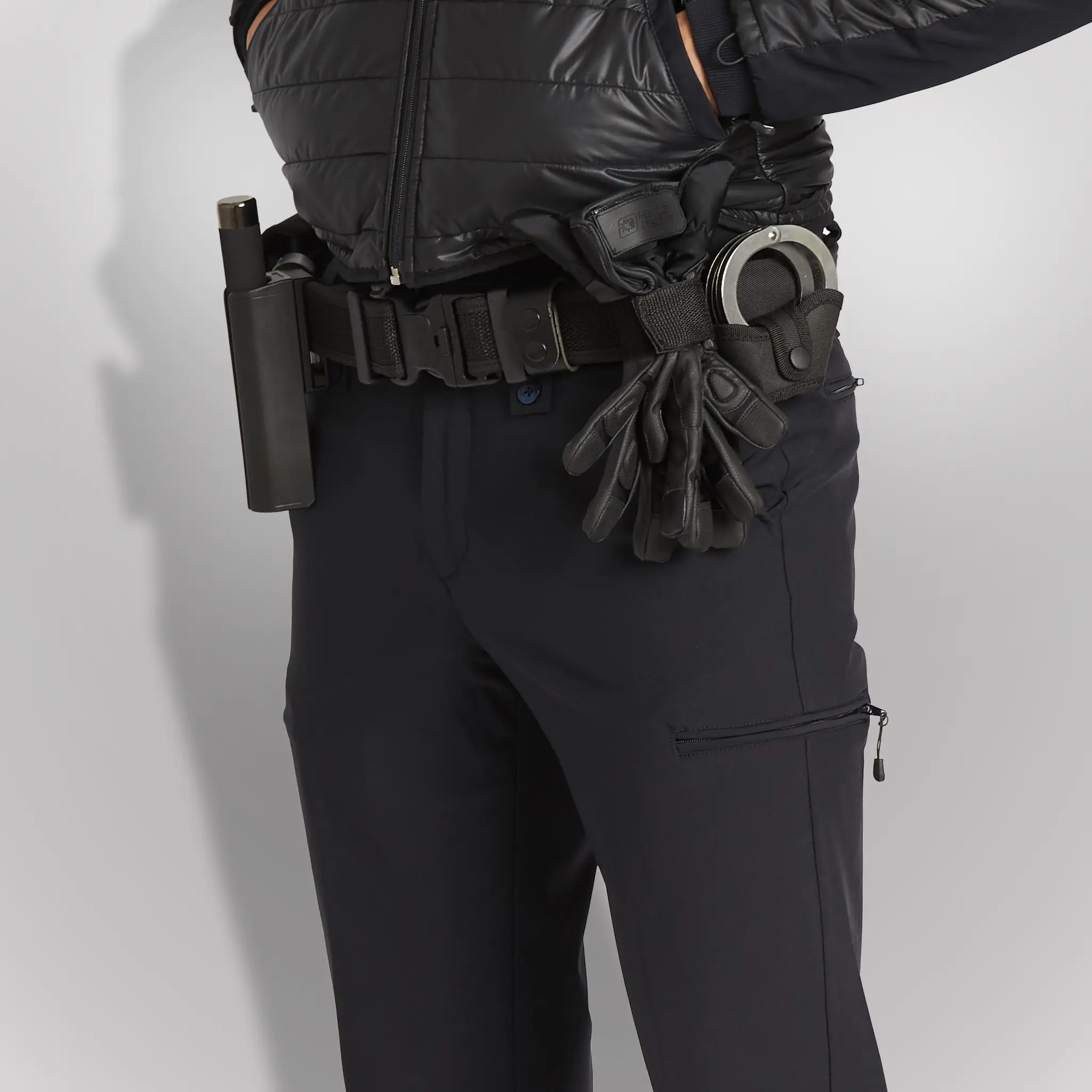 Detalle de agente vistiendo pantalón táctico policial azul modelo Fit | Serie Origen | Satara