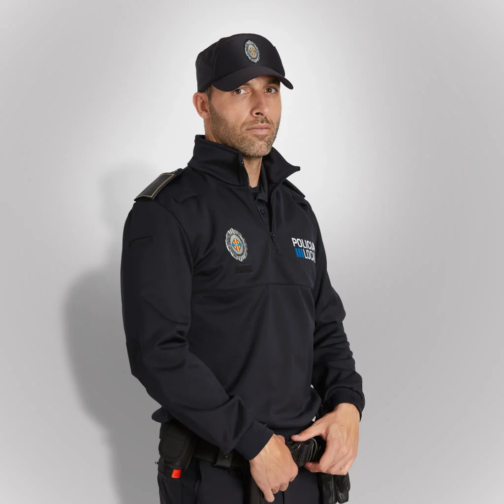 Agente vistiendo jersey polar policial azul noche de Baleares | Serie Origen | Satara