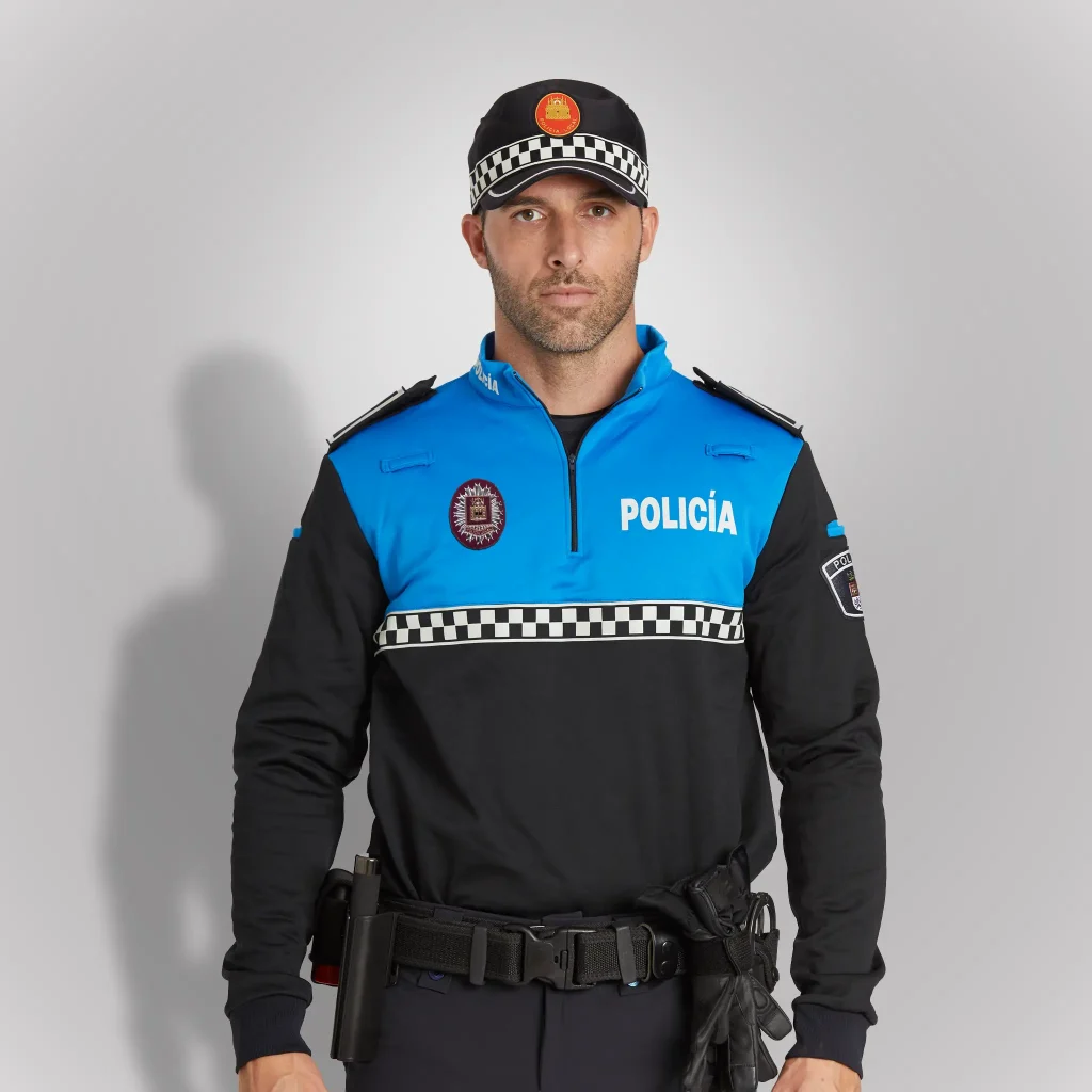Agente vistiendo jersey polar policial bicolor con pecho azul royal y damero reflectante de Castilla y León | Serie Origen | Satara
