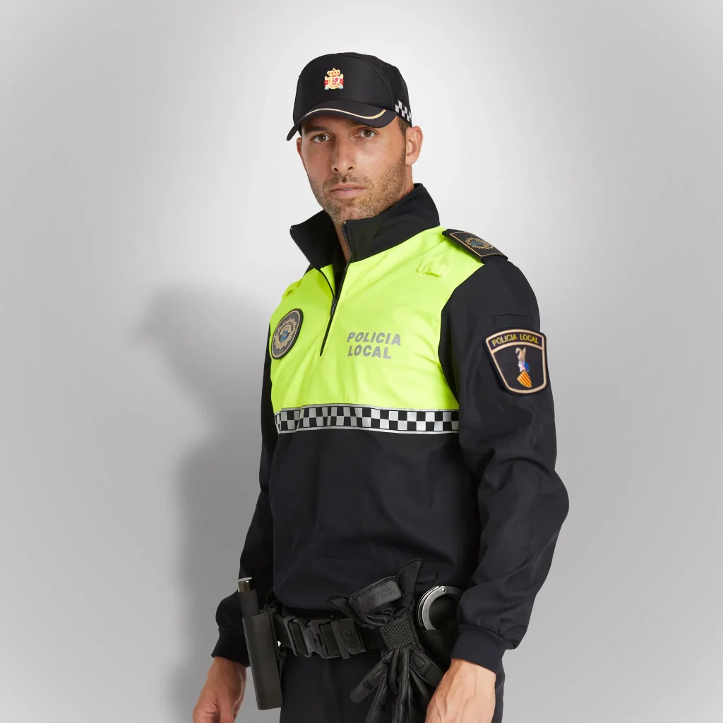 Agente vistiendo jersey polar policial azul noche con canesú amarillo flúor de Comunidad Valenciana | Serie Origen | Satara