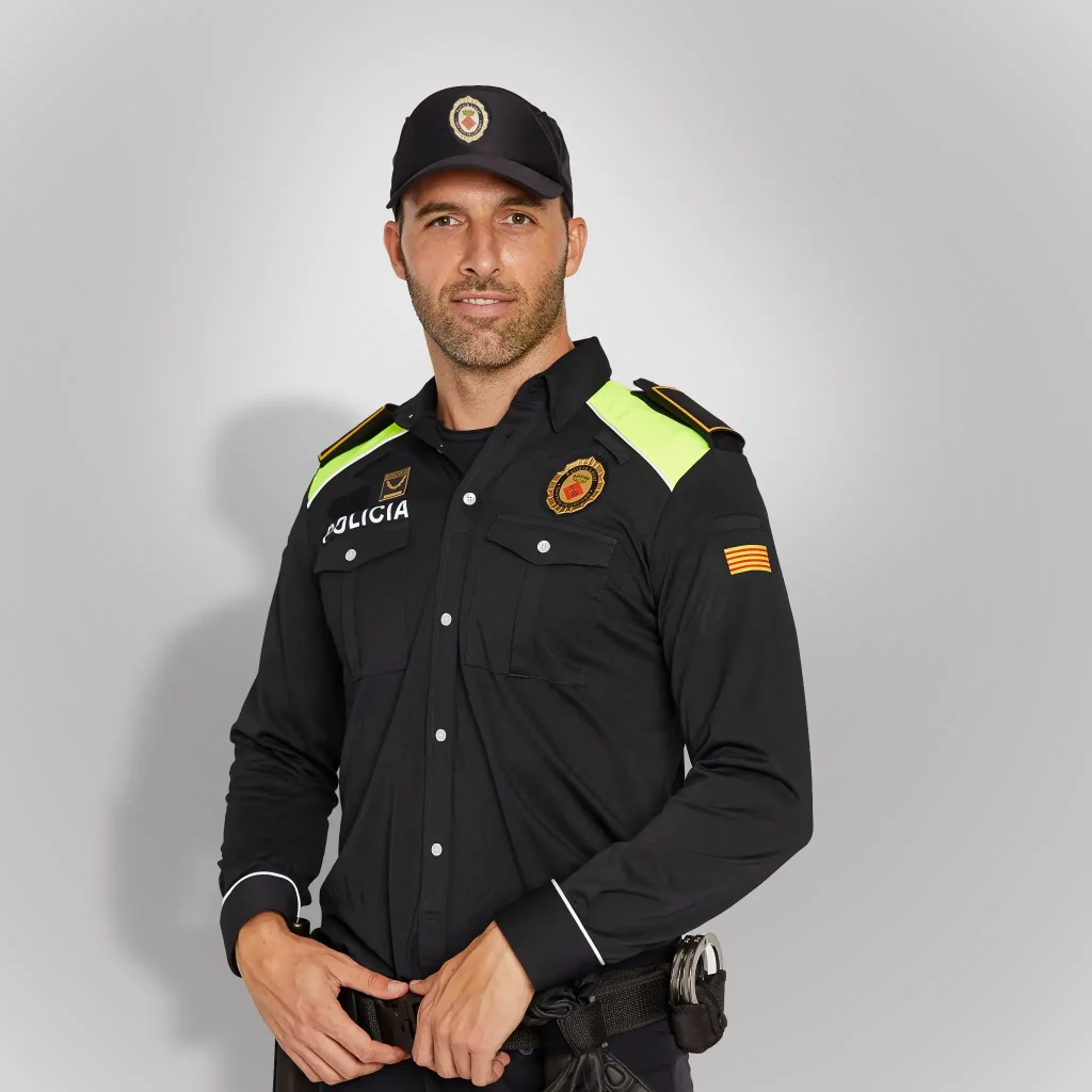 Agente de policía vistiendo polo camisero técnico de manga larga azul noche con hombros en amarillo flúor de Cataluña | Serie Origen | Satara