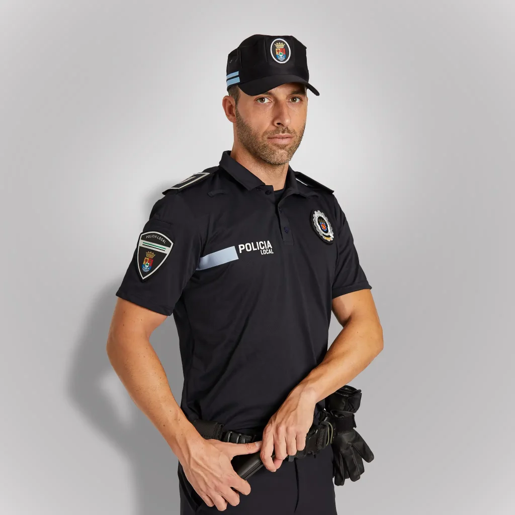 Agente de policía vistiendo polo técnico de manga corta azul noche de Extremadura | Serie Origen | Satara