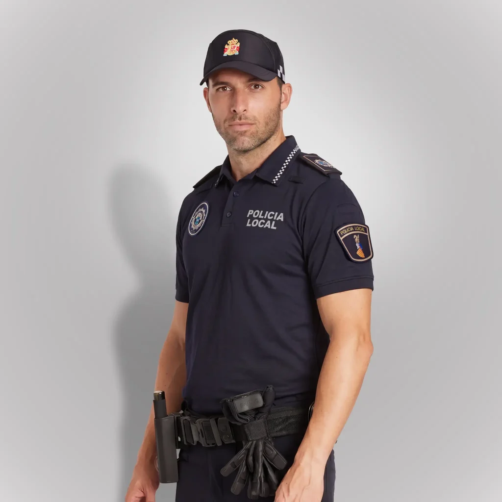 Agente de policía de perfil vistiendo polo técnico de manga corta azul noche de Comunidad Valenciana | Serie Origen | Satara