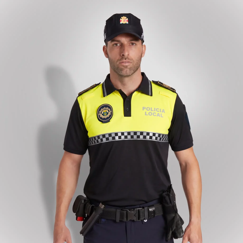 Agente de policía vistiendo polo técnico de manga corta azul noche con canesú en amarillo flúor de Comunidad Valenciana | Serie Origen | Satara