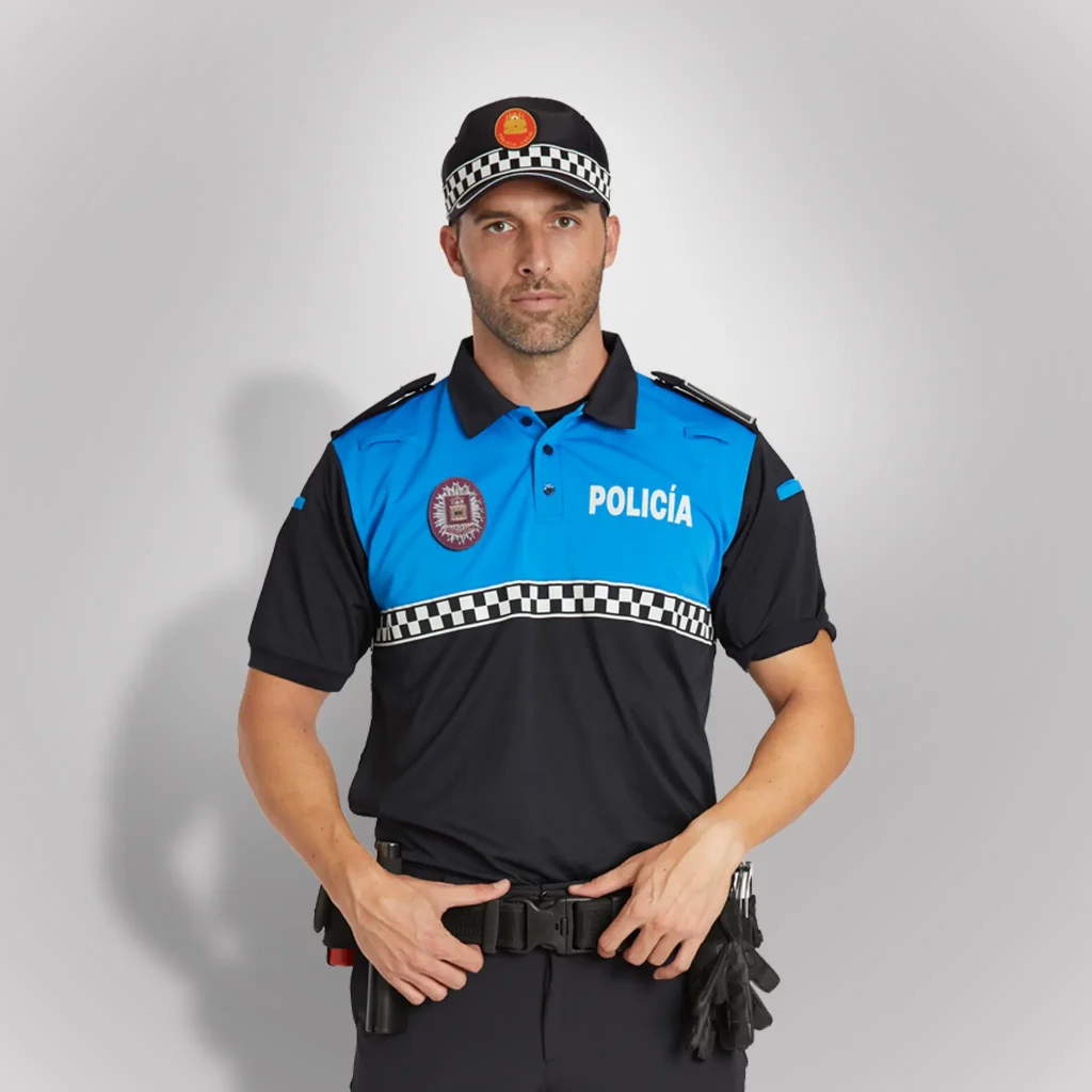 Agente de policía vistiendo polo técnico de manga corta azul noche con canesú en azul royal de Castilla y León | Serie Origen | Satara