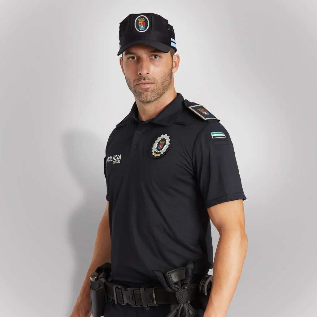 Agente de policía de perfil vistiendo polo técnico de manga corta azul noche de Extremadura | Serie Origen | Satara