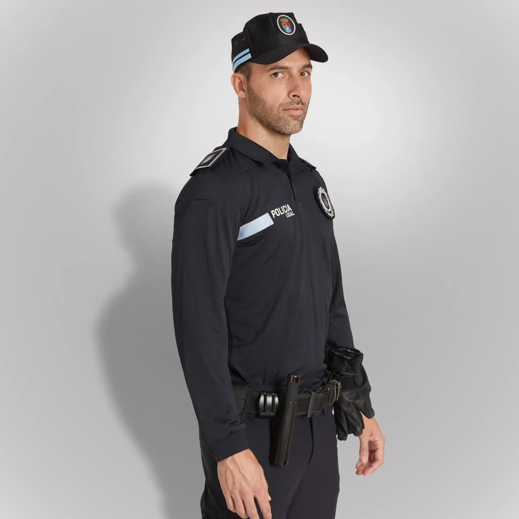 Agente de policía vistiendo polo técnico de manga larga azul noche de Extremadura | Serie Origen | Satara