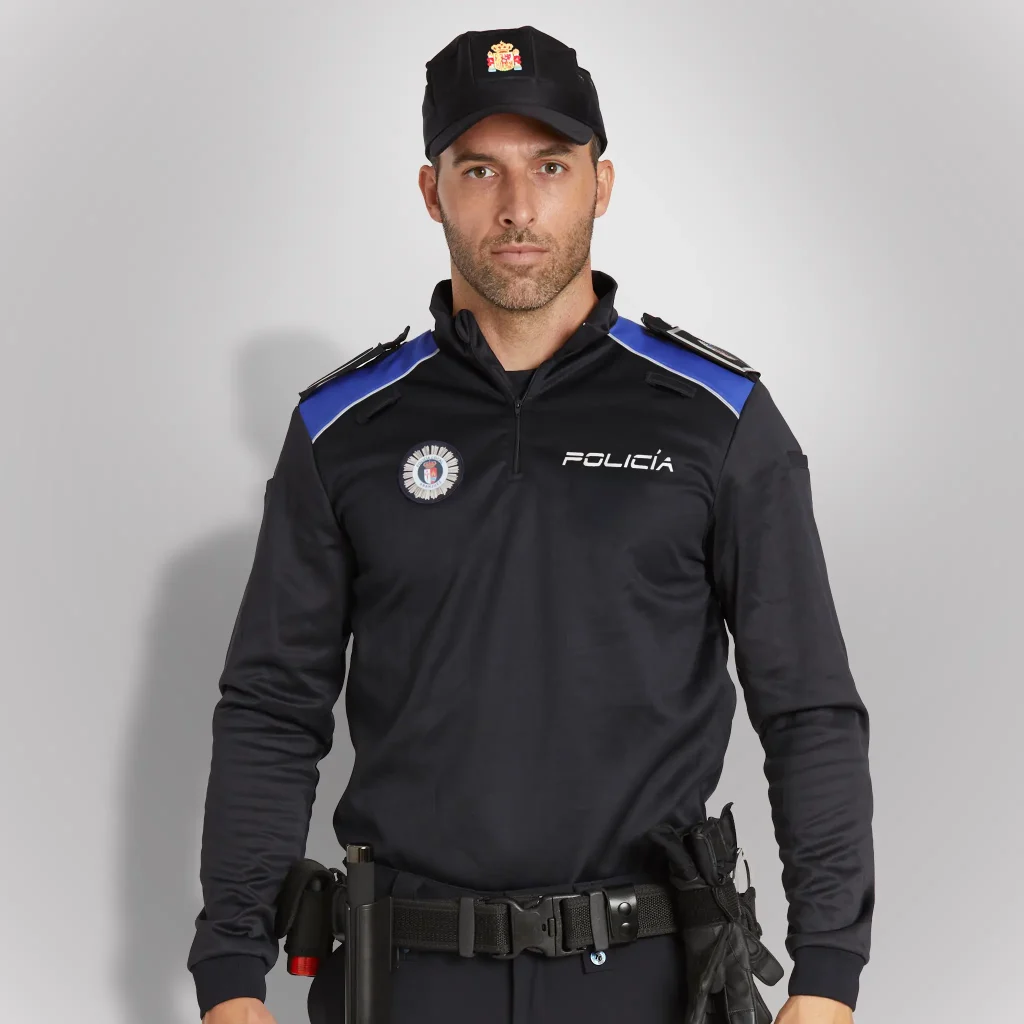 Agente de policía vistiendo polo técnico de cuello mao de color azul noche con hombros en azul índigo de Comunidad de Madrid | Serie Origen | Satara
