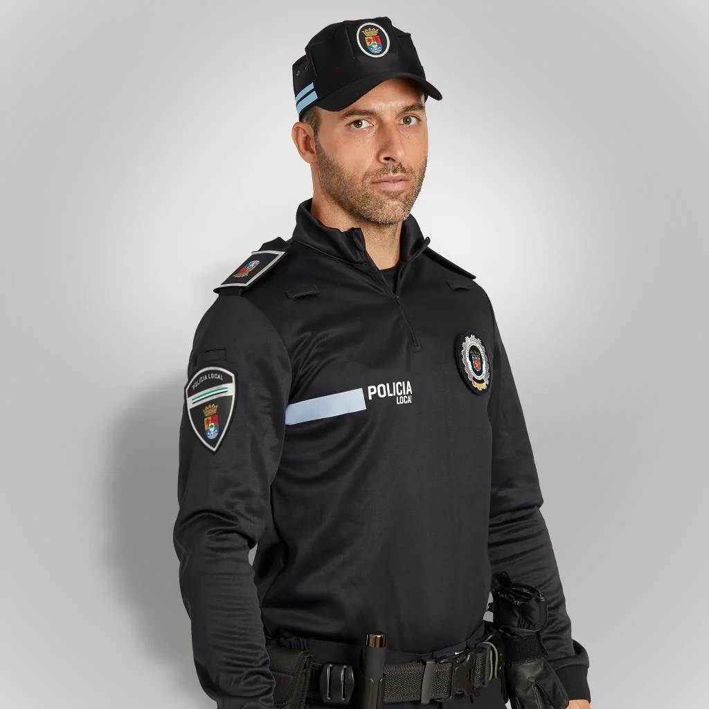 Agente de policía vistiendo polo técnico de cuello mao de color azul noche de Extremadura | Serie Origen | Satara