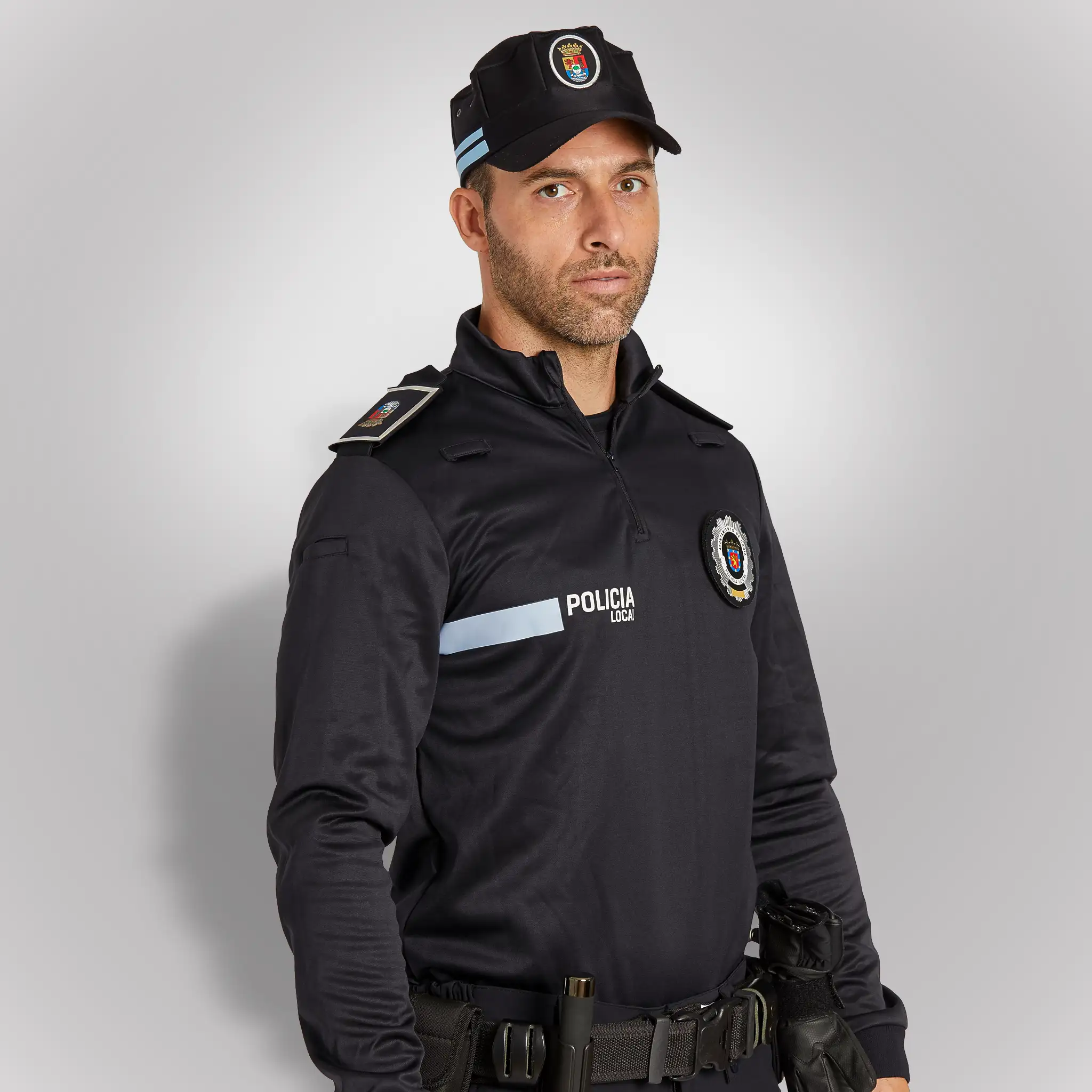 Agente de policía vistiendo polo técnico de cuello mao de color azul noche de Extremadura | Serie Origen | Satara