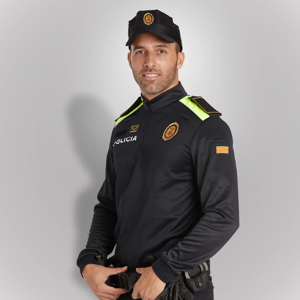 Agente de policía vistiendo polo técnico de cuello mao de color azul noche con hombros en amarillo flúor de Cataluña | Serie Origen | Satara