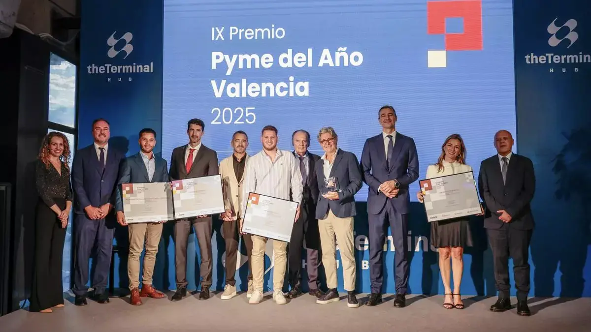 El representante de Satara Seguridad y el resto de premiados, posando con el galardón tras ganar el premio Pyme Sostenible 2025 en Valencia.