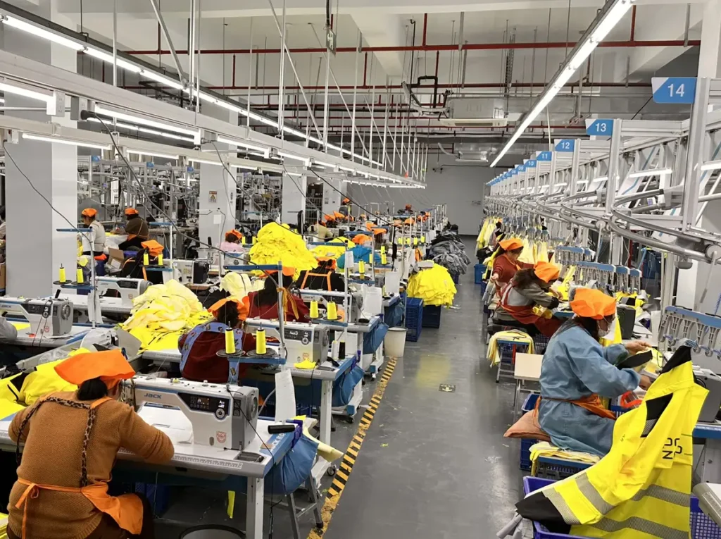 Imagen de procesos de confección en un taller de uniformidad textil | Desarrollo de Proyectos de Uniformidad | Satara