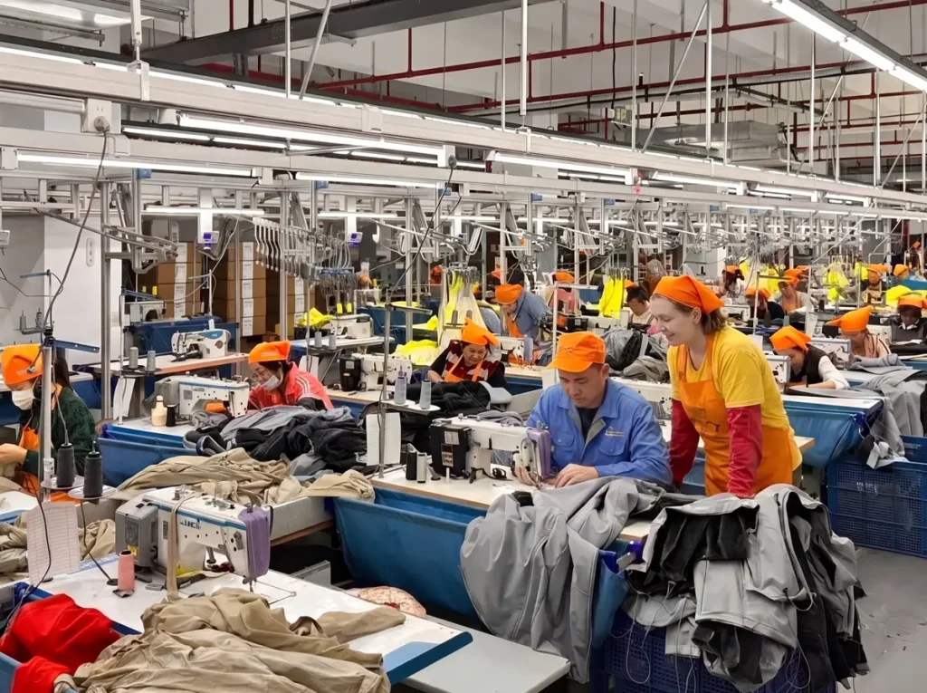 Imagen trabajadores de un taller de confección de uniformidad | Desarrollo de Proyectos de Uniformidad