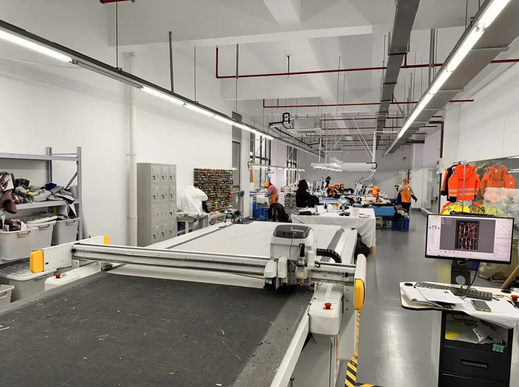 Imagen máquina de corte de taller de producción textil | Desarrollo de Proyectos de Uniformidad